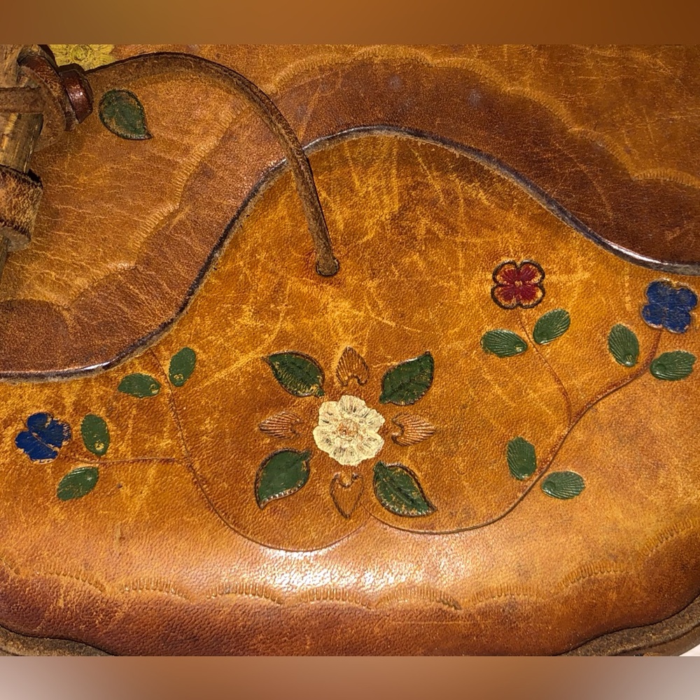 Vintage 70’s Brown Leather Saddle Shoulder Bag with Floral Design - Picture 4 of 12